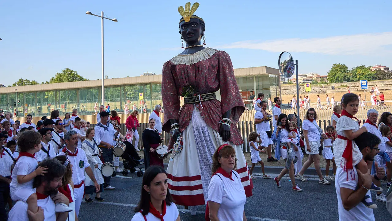 Visita de la Comparsa de Gigantes y Cabezudos a la Casa de la Misericordia de Pamplona durante las fiestas de San Fermín 2025. IÑIGO ALZUGARAY