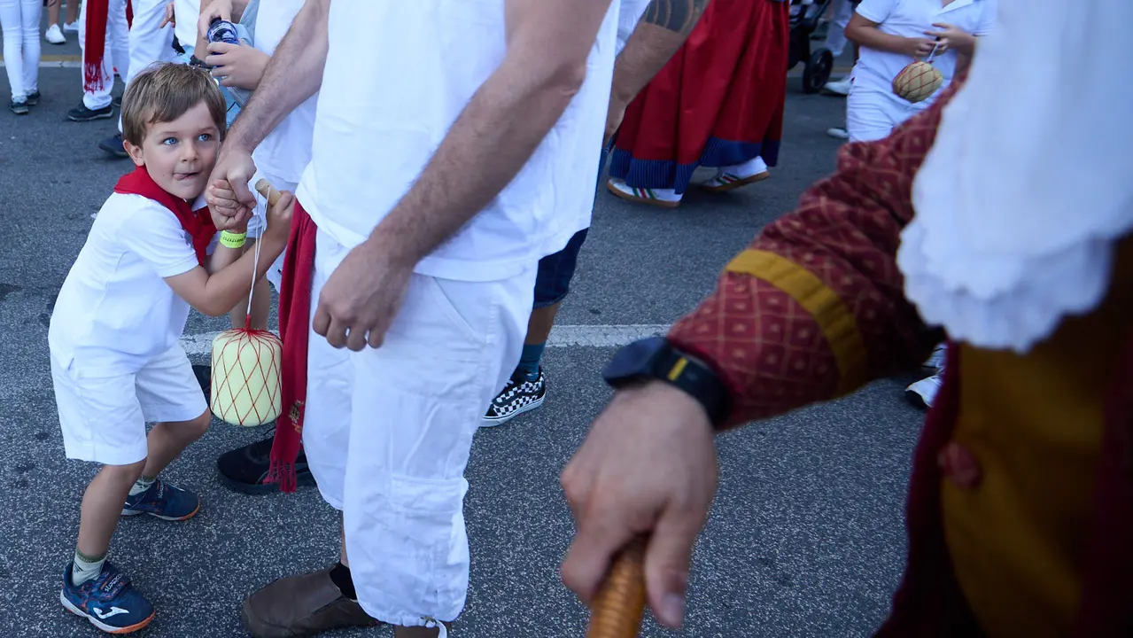 Visita de la Comparsa de Gigantes y Cabezudos a la Casa de la Misericordia de Pamplona durante las fiestas de San Fermín 2025. IÑIGO ALZUGARAY