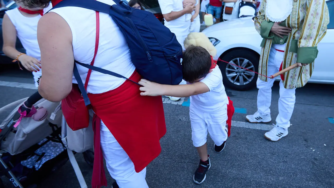 Visita de la Comparsa de Gigantes y Cabezudos a la Casa de la Misericordia de Pamplona durante las fiestas de San Fermín 2025. IÑIGO ALZUGARAY