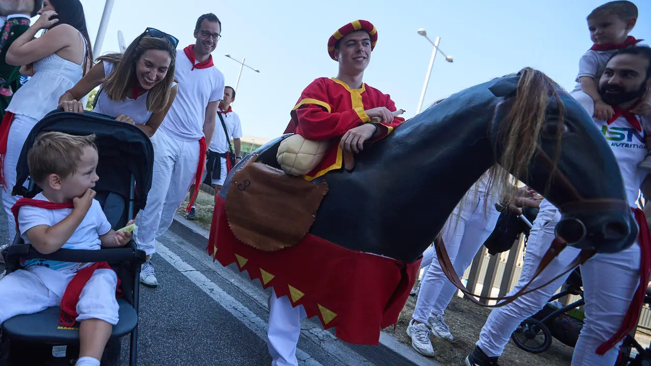 Visita de la Comparsa de Gigantes y Cabezudos a la Casa de la Misericordia de Pamplona durante las fiestas de San Fermín 2025. IÑIGO ALZUGARAY