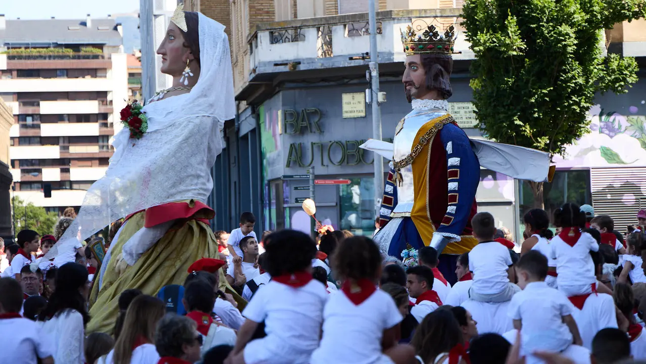 Visita de la Comparsa de Gigantes y Cabezudos a la Casa de la Misericordia de Pamplona durante las fiestas de San Fermín 2025. IÑIGO ALZUGARAY