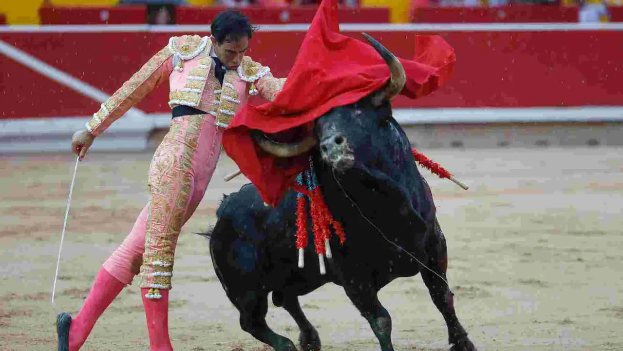 El torero Jiménez Fortes durante la lidia a su primer toro de la tarde en la novena de abono de la Feria de Toro de los Sanfermines 2025 con toros de la ganadería gaditana La Palmosilla y en la que comparte cartel con los diestros Fernando Adrián y Ginés Marín. EFE/Jesús Diges