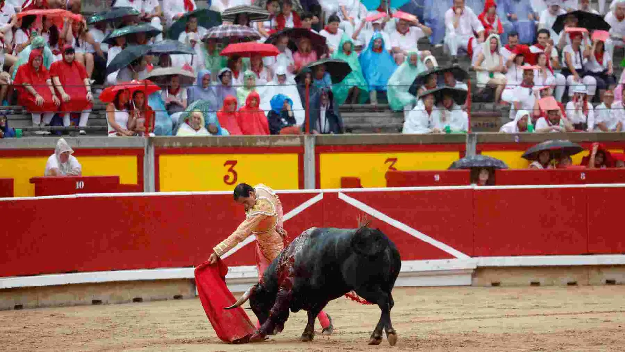 El torero Jiménez Fortes durante la lidia a su primer toro de la tarde en la novena de abono de la Feria de Toro de los Sanfermines 2025 con toros de la ganadería gaditana La Palmosilla y en la que comparte cartel con los diestros Fernando Adrián y Ginés Marín. EFE/Jesús Diges
