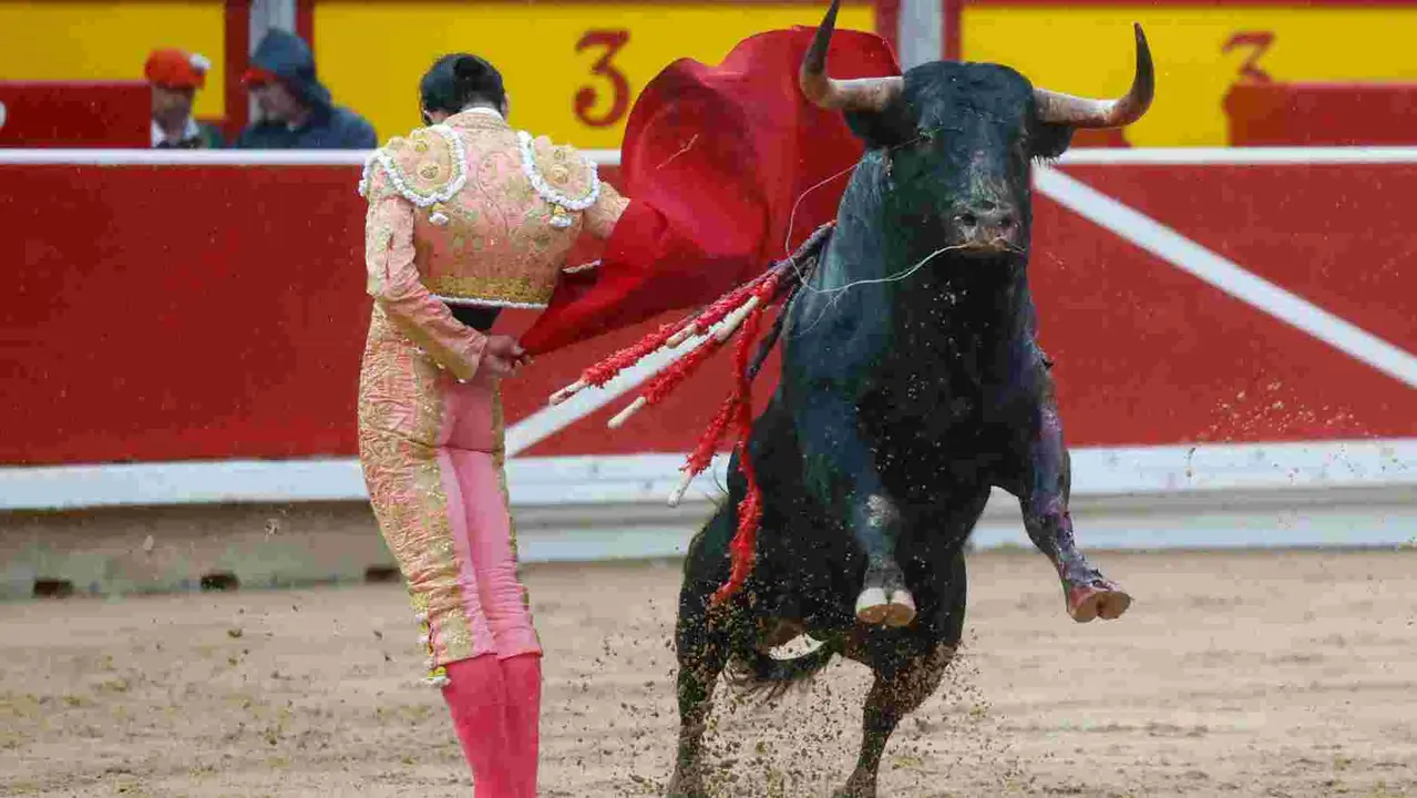 El torero Jiménez Fortes durante la lidia a su primer toro de la tarde en la novena de abono de la Feria de Toro de los Sanfermines 2025 con toros de la ganadería gaditana La Palmosilla y en la que comparte cartel con los diestros Fernando Adrián y Ginés Marín. EFE/Jesús Diges