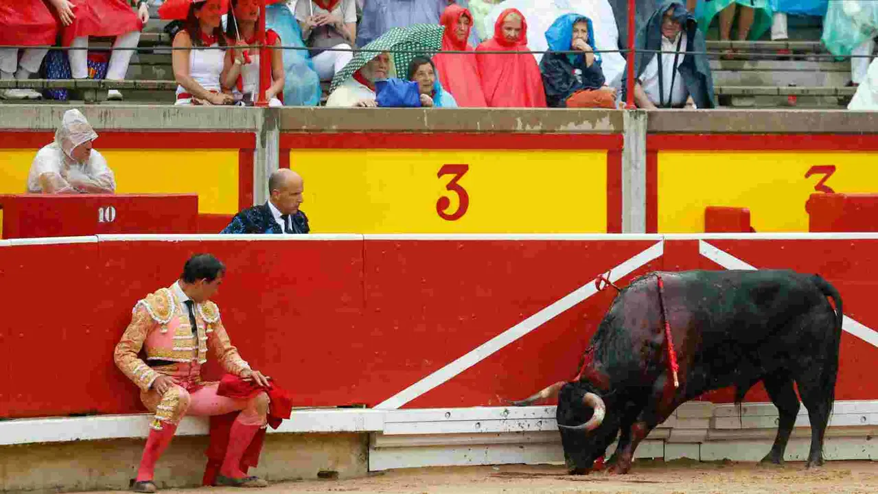 El torero Jiménez Fortes durante la lidia a su primer toro de la tarde en la novena de abono de la Feria de Toro de los Sanfermines 2025 con toros de la ganadería gaditana La Palmosilla y en la que comparte cartel con los diestros Fernando Adrián y Ginés Marín. EFE/Jesús Diges