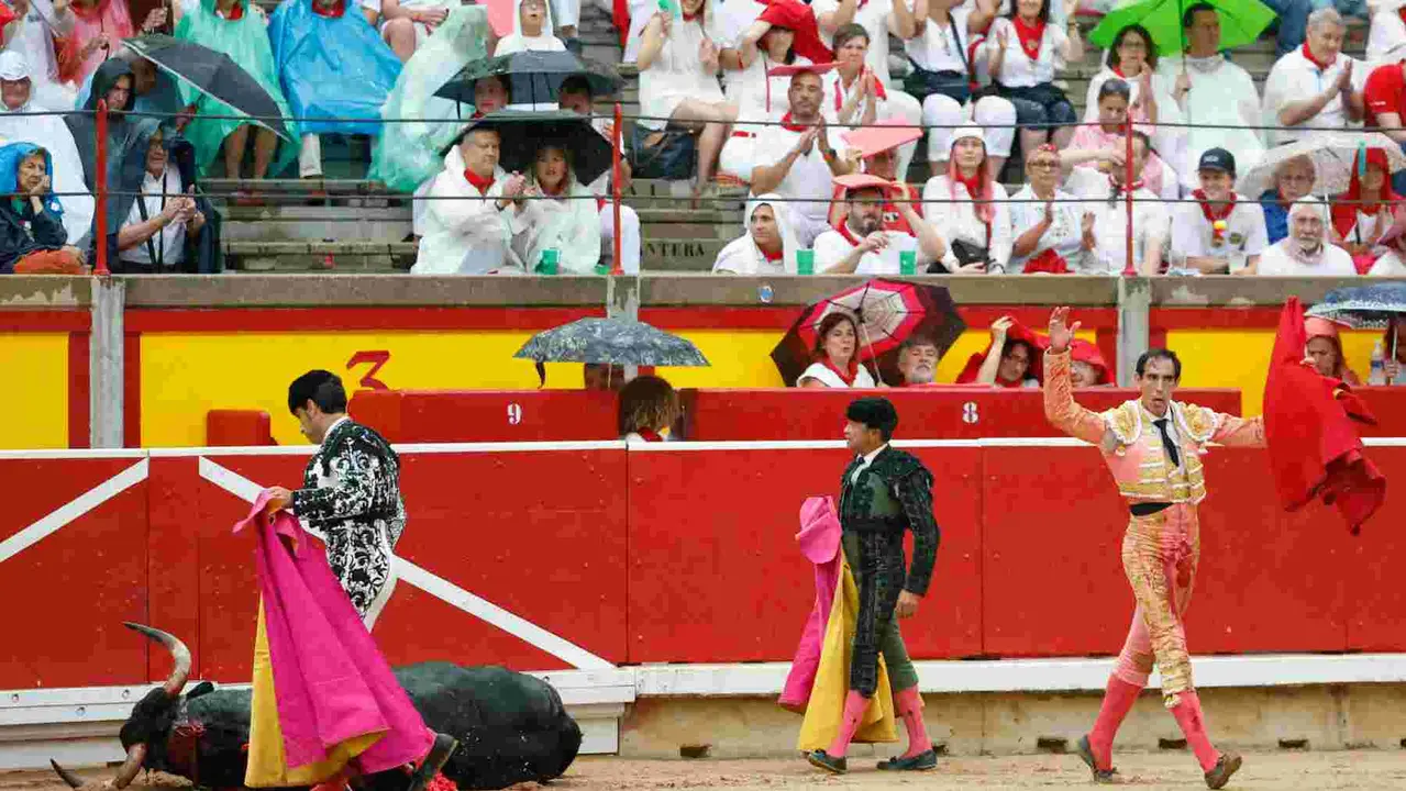 El torero Jiménez Fortes durante la lidia a su primer toro de la tarde en la novena de abono de la Feria de Toro de los Sanfermines 2025 con toros de la ganadería gaditana La Palmosilla y en la que comparte cartel con los diestros Fernando Adrián y Ginés Marín. EFE/Jesús Diges
