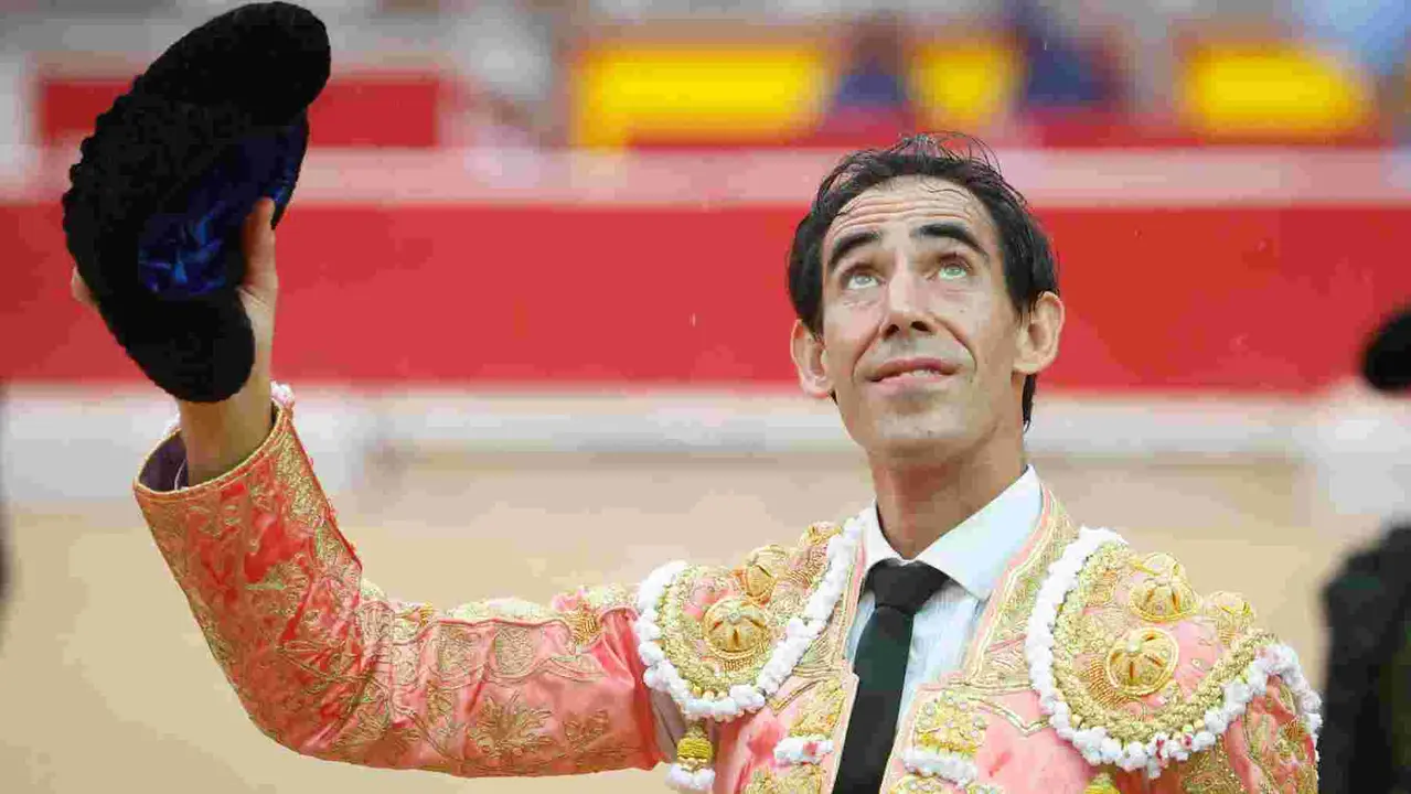 El torero Jiménez Fortes da la vuelta al ruedo tras cortar una oreja a su primer toro de la tarde en la novena de abono de la Feria de Toro de los Sanfermines 2025 con toros de la ganadería gaditana La Palmosilla y en la que comparte cartel con los diestros Fernando Adrián y Ginés Marín. EFE/Jesús Diges