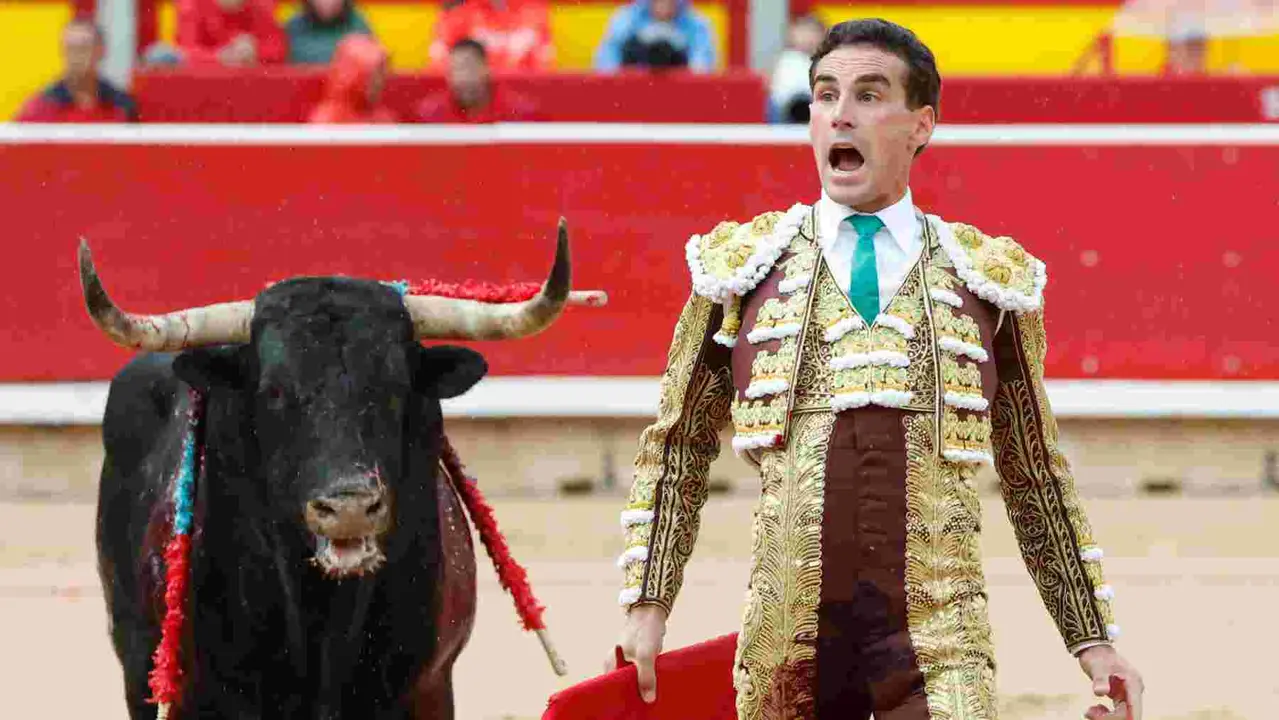 El torero Fernando Adrián durante la lidia a su primer toro de la tarde en la novena de abono de la Feria de Toro de los Sanfermines 2025 con toros de la ganadería gaditana La Palmosilla y en la que comparte cartel con los diestros Jiménez Fortes y Ginés Marín. EFE/Jesús Diges