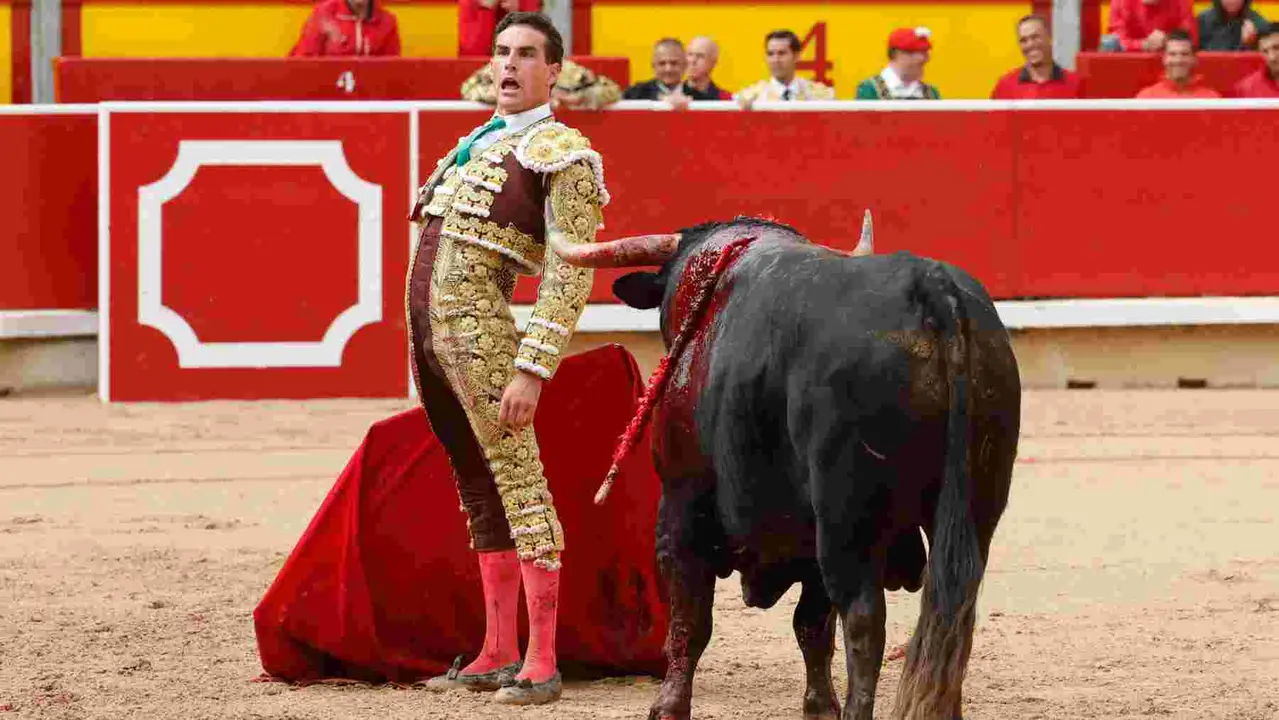 El torero Fernando Adrián durante la lidia a su primer toro de la tarde en la novena de abono de la Feria de Toro de los Sanfermines 2025 con toros de la ganadería gaditana La Palmosilla y en la que comparte cartel con los diestros Jiménez Fortes y Ginés Marín. EFE/Jesús Diges