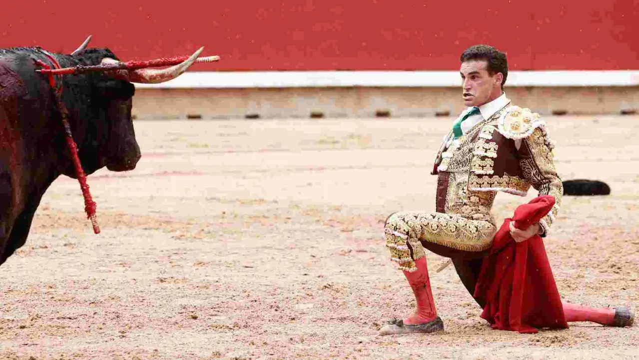 El torero Fernando Adrián durante la lidia a su primer toro de la tarde en la novena de abono de la Feria de Toro de los Sanfermines 2025 con toros de la ganadería gaditana La Palmosilla y en la que comparte cartel con los diestros Jiménez Fortes y Ginés Marín. EFE/Jesús Diges
