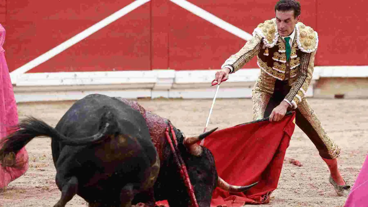 El torero Fernando Adrián durante la lidia a su primer toro de la tarde en la novena de abono de la Feria de Toro de los Sanfermines 2025 con toros de la ganadería gaditana La Palmosilla y en la que comparte cartel con los diestros Jiménez Fortes y Ginés Marín. EFE/Jesús Diges