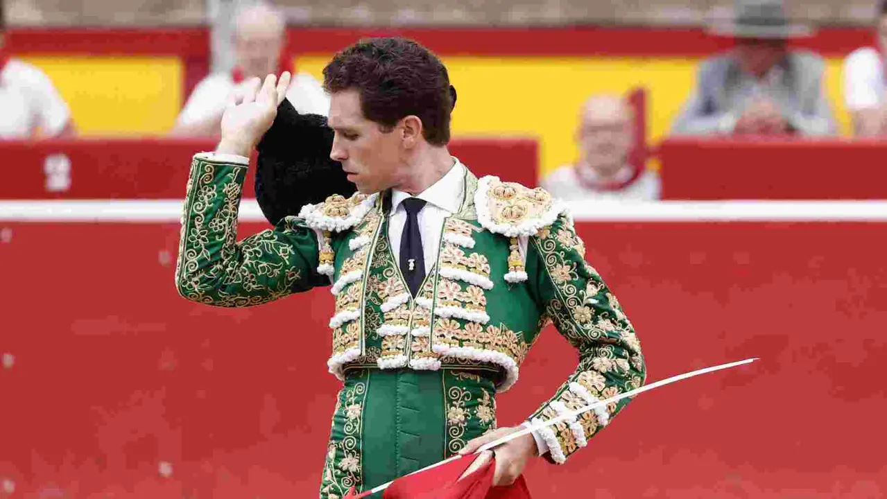 El torero Ginés Marín durante el brindis de su primer toro de la tarde en la novena de abono de la Feria de Toro de los Sanfermines 2025 con toros de la ganadería gaditana La Palmosilla y en la que comparte cartel con los diestros Jiménez Fortes y Fernando Adrián. EFE/Jesús Diges
