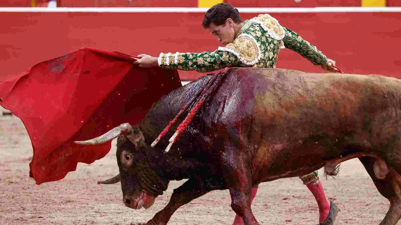 El torero Ginés Marín durante la lidia a su primer toro de la tarde en la novena de abono de la Feria de Toro de los Sanfermines 2025 con toros de la ganadería gaditana La Palmosilla y en la que comparte cartel con los diestros Jiménez Fortes y Fernando Adrián. EFE/Jesús Diges