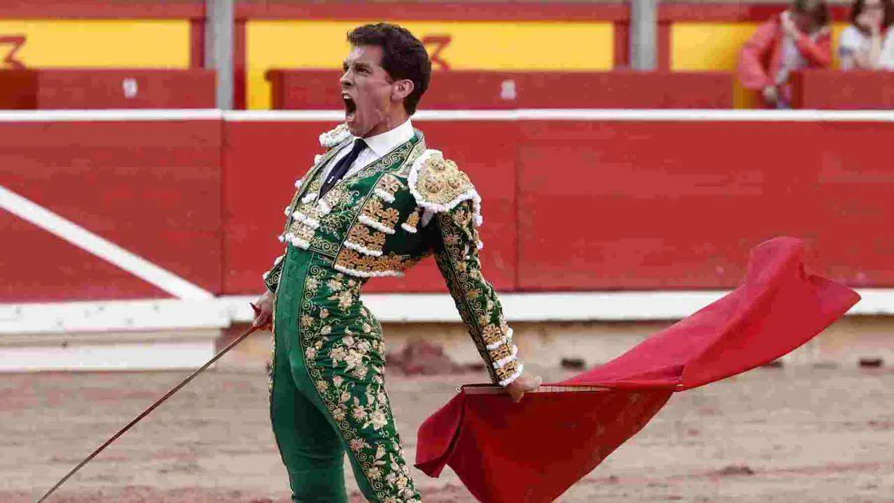 El torero Ginés Marín durante la lidia a su primer toro de la tarde en la novena de abono de la Feria de Toro de los Sanfermines 2025 con toros de la ganadería gaditana La Palmosilla y en la que comparte cartel con los diestros Jiménez Fortes y Fernando Adrián. EFE/Jesús Diges