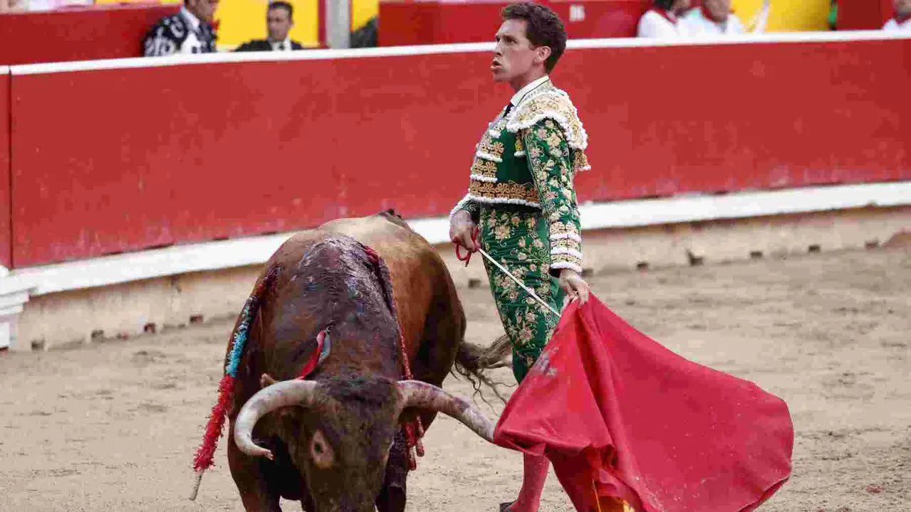 El torero Ginés Marín durante la lidia a su primer toro de la tarde en la novena de abono de la Feria de Toro de los Sanfermines 2025 con toros de la ganadería gaditana La Palmosilla y en la que comparte cartel con los diestros Jiménez Fortes y Fernando Adrián. EFE/Jesús Diges
