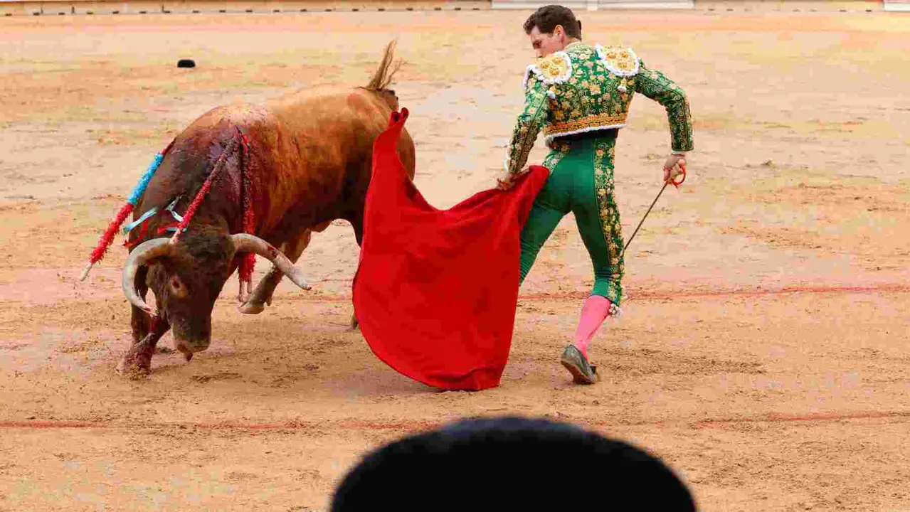 El torero Ginés Marín durante la lidia a su primer toro de la tarde en la novena de abono de la Feria de Toro de los Sanfermines 2025 con toros de la ganadería gaditana La Palmosilla y en la que comparte cartel con los diestros Jiménez Fortes y Fernando Adrián. EFE/Jesús Diges