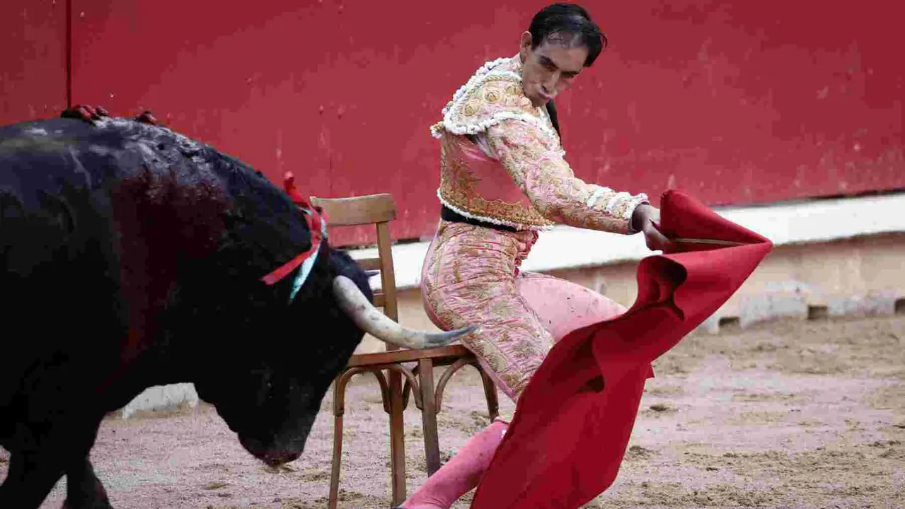 El torero Jiménez Fortes durante la lidia a su segundo toro de la tarde en la novena de abono de la Feria de Toro de los Sanfermines 2025 con toros de la ganadería gaditana La Palmosilla y en la que comparte cartel con los diestros Fernando Adrián y Ginés Marín. EFE/Jesús Diges