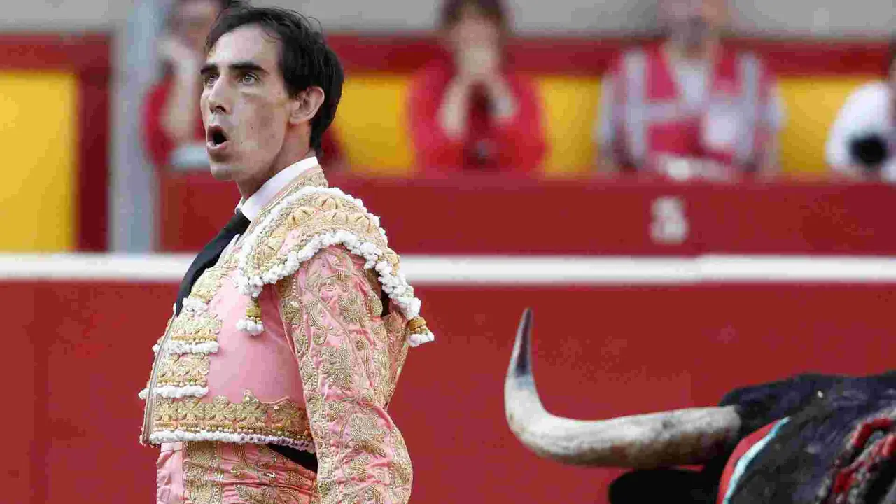 El torero Jiménez Fortes durante la lidia a su segundo toro de la tarde en la novena de abono de la Feria de Toro de los Sanfermines 2025 con toros de la ganadería gaditana La Palmosilla y en la que comparte cartel con los diestros Fernando Adrián y Ginés Marín. EFE/Jesús Diges
