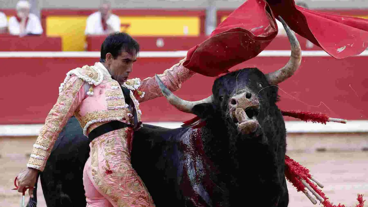 El torero Jiménez Fortes durante la lidia a su segundo toro de la tarde en la novena de abono de la Feria de Toro de los Sanfermines 2025 con toros de la ganadería gaditana La Palmosilla y en la que comparte cartel con los diestros Fernando Adrián y Ginés Marín. EFE/Jesús Diges