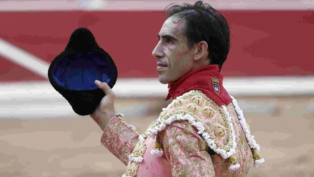 El torero Jiménez Fortes durante la vuelta al ruedo tras cortar una oreja a su segundo toro de la tarde en la novena de abono de la Feria de Toro de los Sanfermines 2025 con toros de la ganadería gaditana La Palmosilla y en la que comparte cartel con los diestros Fernando Adrián y Ginés Marín. EFE/Jesús Diges