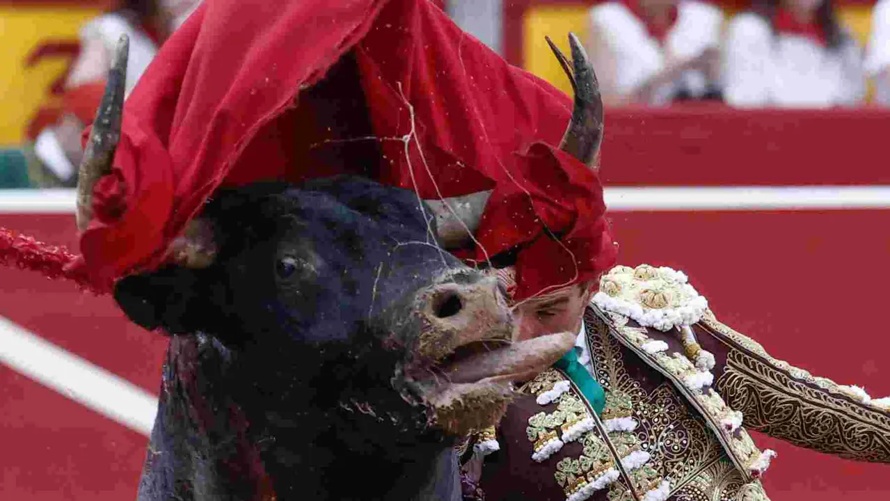 El torero Fernando Adrián durante la lidia a su segundo toro de la tarde en la novena de abono de la Feria de Toro de los Sanfermines 2025 con toros de la ganadería gaditana La Palmosilla y en la que comparte cartel con los diestros Jiménez Fortes y Ginés Marín. EFE/Jesús Diges