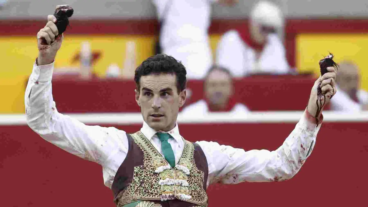 El torero Fernando Adrián ha cortado dos orejas a su segundo toro de la tarde en la novena de abono de la Feria de Toro de los Sanfermines 2025 con toros de la ganadería gaditana La Palmosilla y en la que comparte cartel con los diestros Jiménez Fortes y Ginés Marín. EFE/Jesús Diges