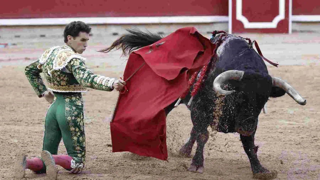 El torero Ginés Marín durante la lidia a su segundo toro de la tarde en la novena de abono de la Feria de Toro de los Sanfermines 2025 con toros de la ganadería gaditana La Palmosilla y en la que comparte cartel con los diestros Jiménez Fortes y Fernando Adrián. EFE/Jesús Diges