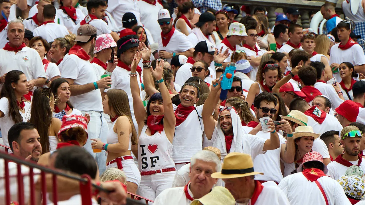 Los tendidos de la plaza de Toros de Pamplona durante la séptima corrida de la Feria del Toro de San Fermín 2025 con toros de La Palmosilla para Jiménez Fortes, Fernando Adrián y Ginés Marín. IÑIGO ALZUGARAY