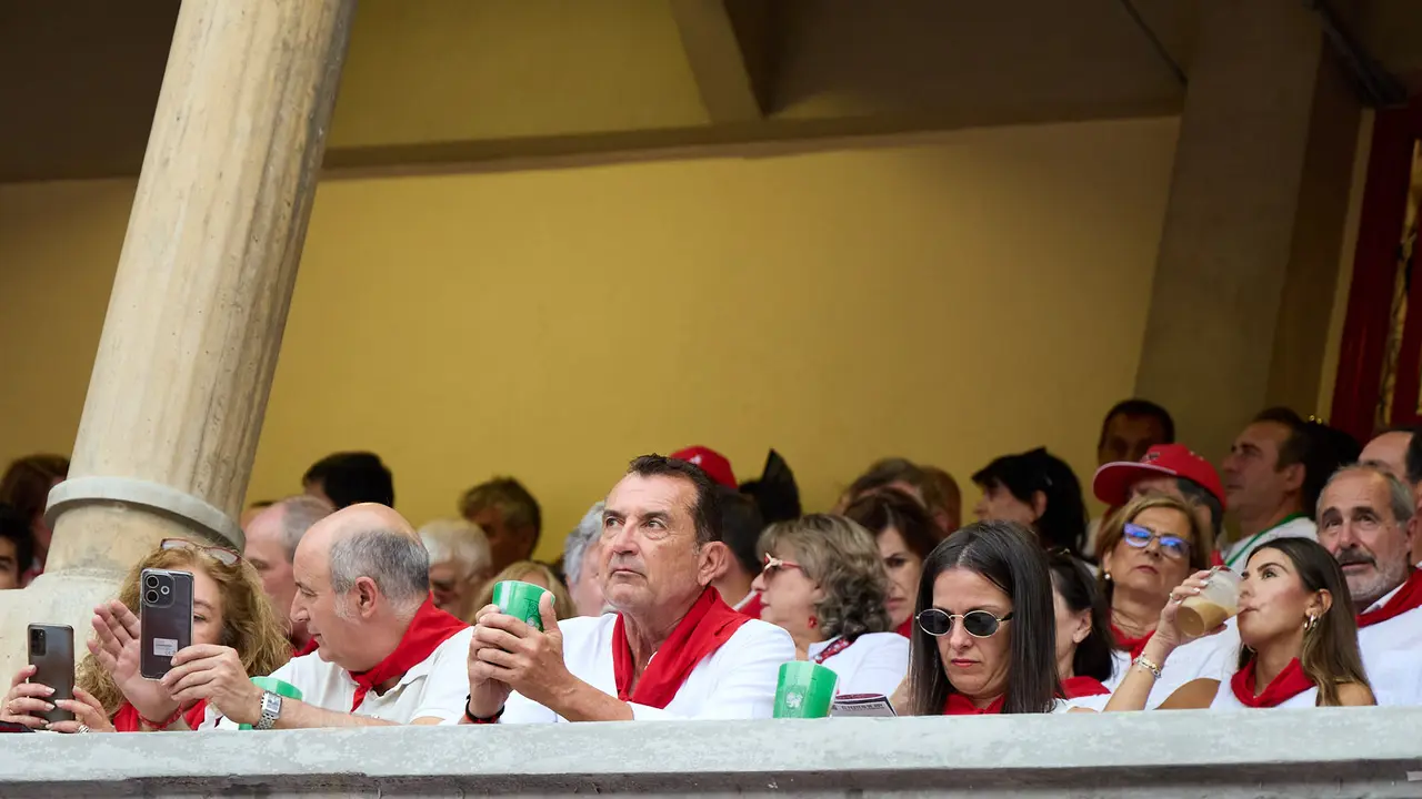 Los tendidos de la plaza de Toros de Pamplona durante la séptima corrida de la Feria del Toro de San Fermín 2025 con toros de La Palmosilla para Jiménez Fortes, Fernando Adrián y Ginés Marín. IÑIGO ALZUGARAY