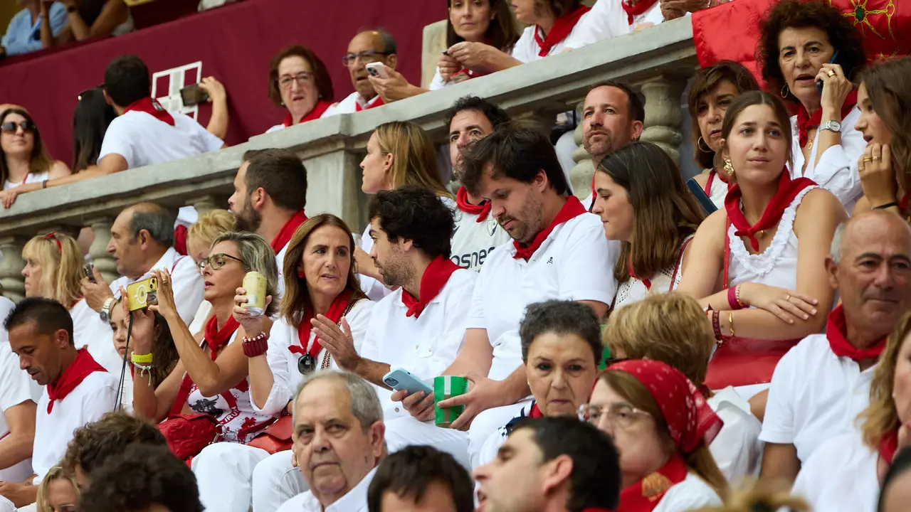 Los tendidos de la plaza de Toros de Pamplona durante la séptima corrida de la Feria del Toro de San Fermín 2025 con toros de La Palmosilla para Jiménez Fortes, Fernando Adrián y Ginés Marín. IÑIGO ALZUGARAY