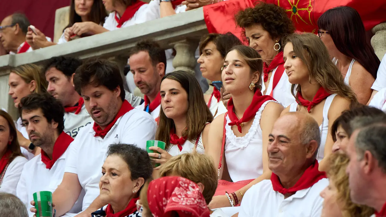Los tendidos de la plaza de Toros de Pamplona durante la séptima corrida de la Feria del Toro de San Fermín 2025 con toros de La Palmosilla para Jiménez Fortes, Fernando Adrián y Ginés Marín. IÑIGO ALZUGARAY