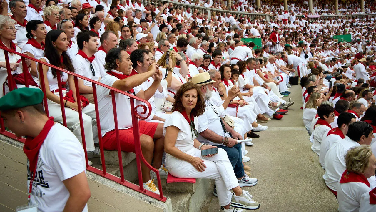 Los tendidos de la plaza de Toros de Pamplona durante la séptima corrida de la Feria del Toro de San Fermín 2025 con toros de La Palmosilla para Jiménez Fortes, Fernando Adrián y Ginés Marín. IÑIGO ALZUGARAY