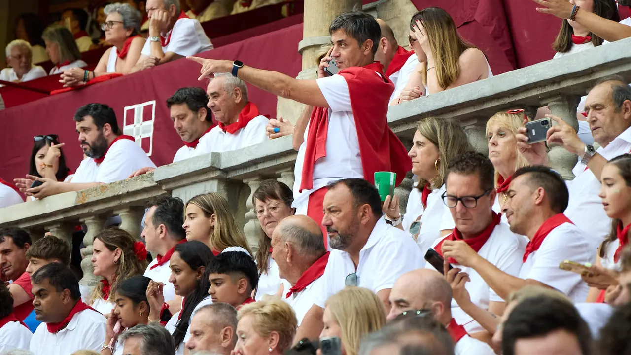 Los tendidos de la plaza de Toros de Pamplona durante la séptima corrida de la Feria del Toro de San Fermín 2025 con toros de La Palmosilla para Jiménez Fortes, Fernando Adrián y Ginés Marín. IÑIGO ALZUGARAY