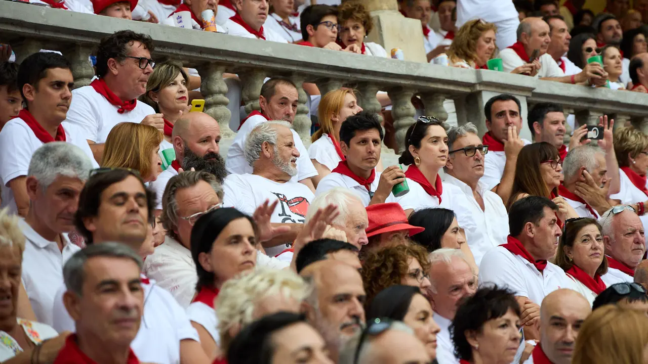 Los tendidos de la plaza de Toros de Pamplona durante la séptima corrida de la Feria del Toro de San Fermín 2025 con toros de La Palmosilla para Jiménez Fortes, Fernando Adrián y Ginés Marín. IÑIGO ALZUGARAY