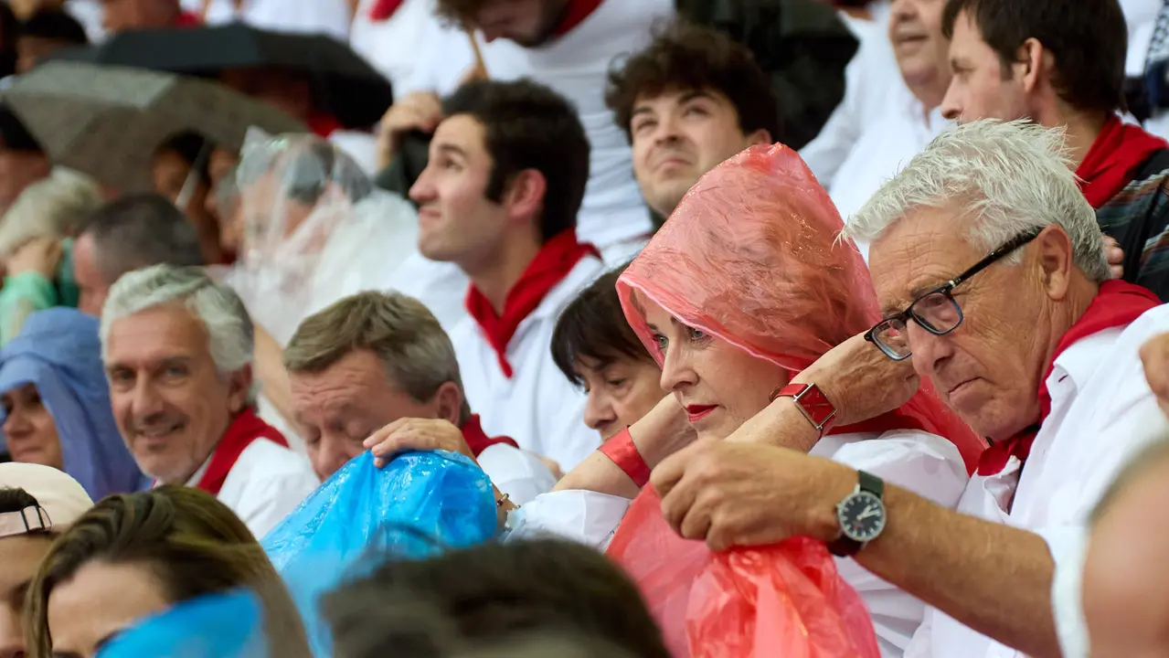 Los tendidos de la plaza de Toros de Pamplona durante la séptima corrida de la Feria del Toro de San Fermín 2025 con toros de La Palmosilla para Jiménez Fortes, Fernando Adrián y Ginés Marín. IÑIGO ALZUGARAY