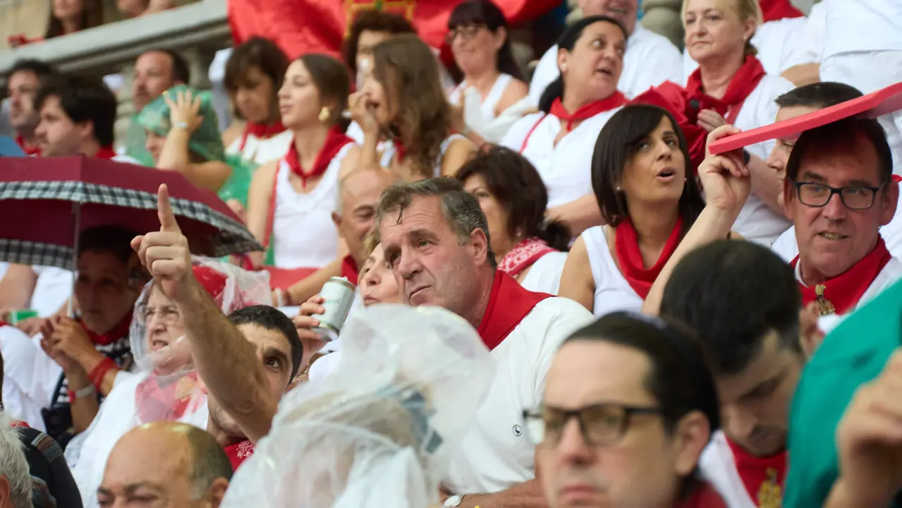 Los tendidos de la plaza de Toros de Pamplona durante la séptima corrida de la Feria del Toro de San Fermín 2025 con toros de La Palmosilla para Jiménez Fortes, Fernando Adrián y Ginés Marín. IÑIGO ALZUGARAY