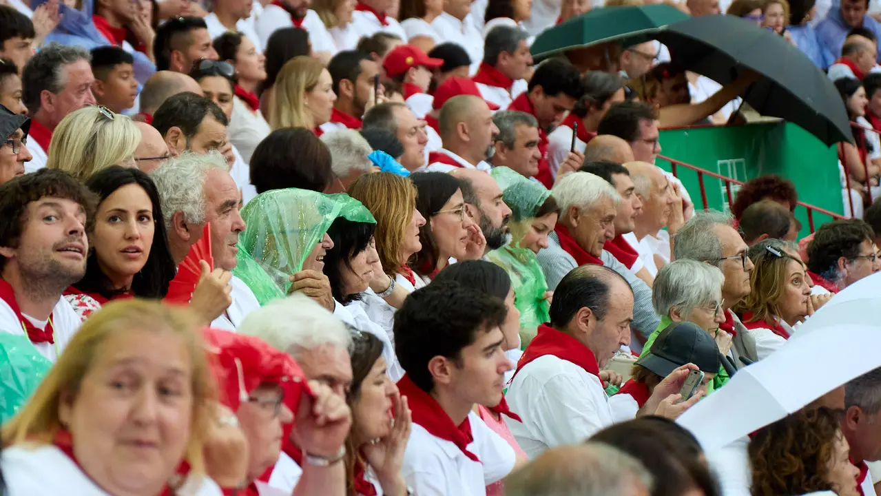 Los tendidos de la plaza de Toros de Pamplona durante la séptima corrida de la Feria del Toro de San Fermín 2025 con toros de La Palmosilla para Jiménez Fortes, Fernando Adrián y Ginés Marín. IÑIGO ALZUGARAY
