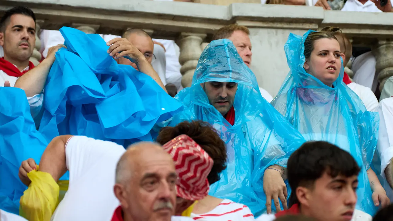 Los tendidos de la plaza de Toros de Pamplona durante la séptima corrida de la Feria del Toro de San Fermín 2025 con toros de La Palmosilla para Jiménez Fortes, Fernando Adrián y Ginés Marín. IÑIGO ALZUGARAY
