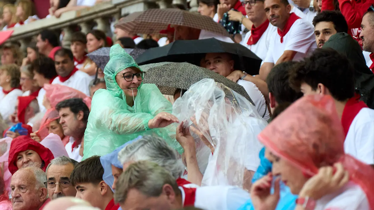 Los tendidos de la plaza de Toros de Pamplona durante la séptima corrida de la Feria del Toro de San Fermín 2025 con toros de La Palmosilla para Jiménez Fortes, Fernando Adrián y Ginés Marín. IÑIGO ALZUGARAY