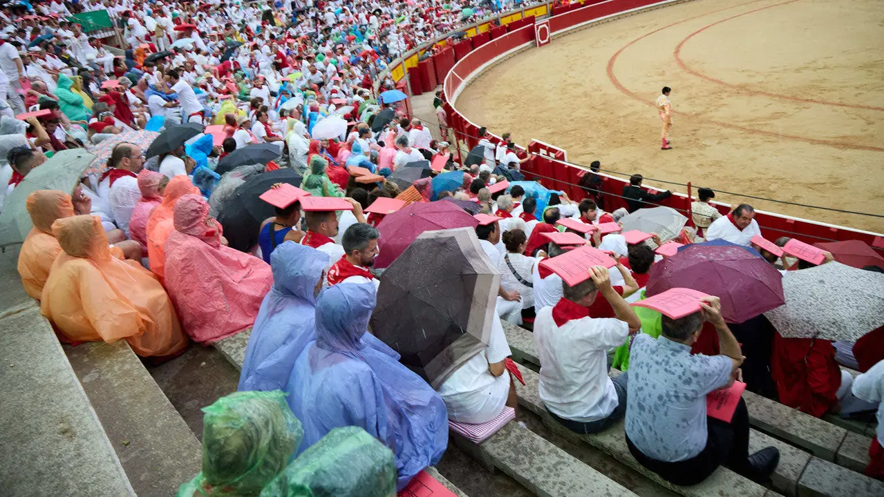 Los tendidos de la plaza de Toros de Pamplona durante la séptima corrida de la Feria del Toro de San Fermín 2025 con toros de La Palmosilla para Jiménez Fortes, Fernando Adrián y Ginés Marín. IÑIGO ALZUGARAY