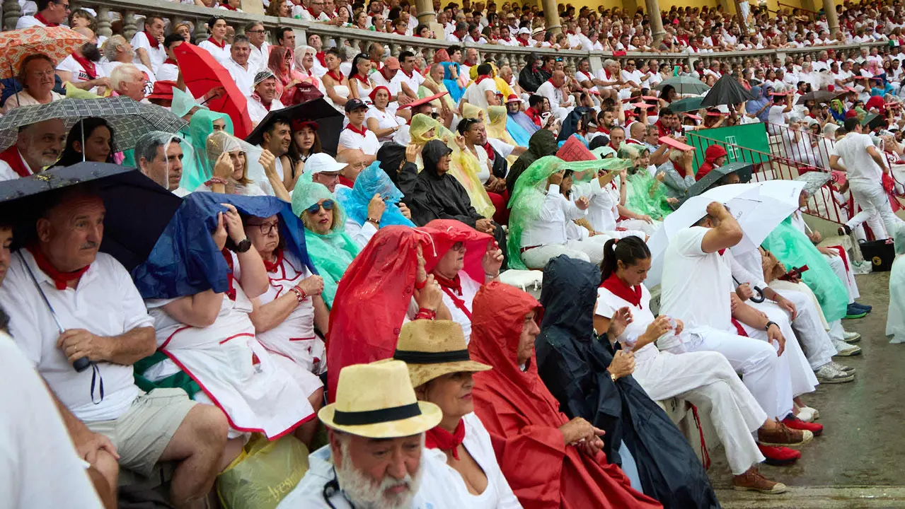 Los tendidos de la plaza de Toros de Pamplona durante la séptima corrida de la Feria del Toro de San Fermín 2025 con toros de La Palmosilla para Jiménez Fortes, Fernando Adrián y Ginés Marín. IÑIGO ALZUGARAY