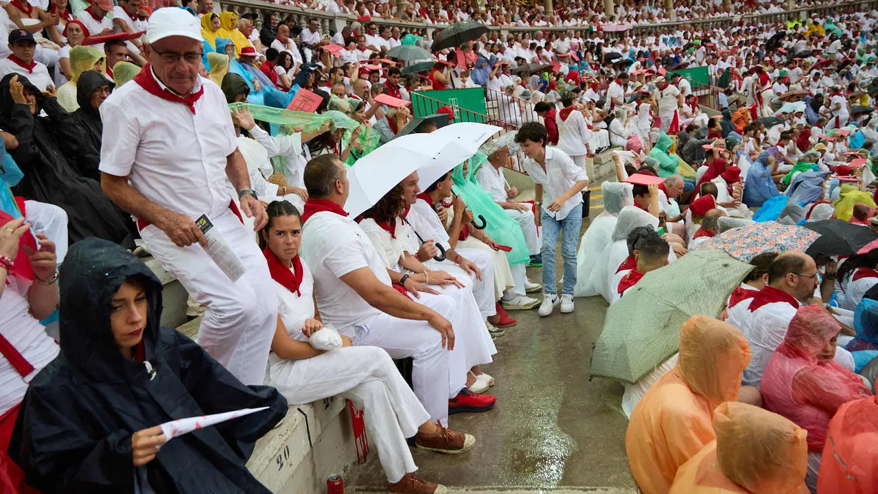 Los tendidos de la plaza de Toros de Pamplona durante la séptima corrida de la Feria del Toro de San Fermín 2025 con toros de La Palmosilla para Jiménez Fortes, Fernando Adrián y Ginés Marín. IÑIGO ALZUGARAY