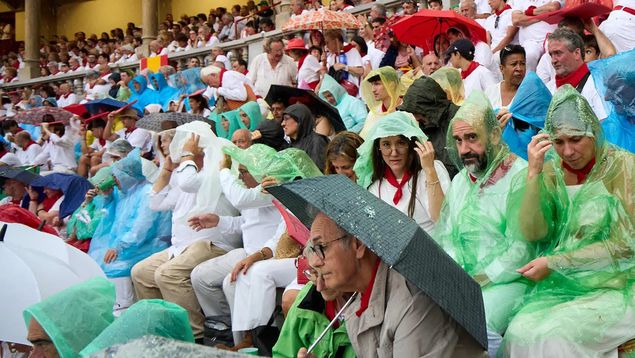 Los tendidos de la plaza de Toros de Pamplona durante la séptima corrida de la Feria del Toro de San Fermín 2025 con toros de La Palmosilla para Jiménez Fortes, Fernando Adrián y Ginés Marín. IÑIGO ALZUGARAY