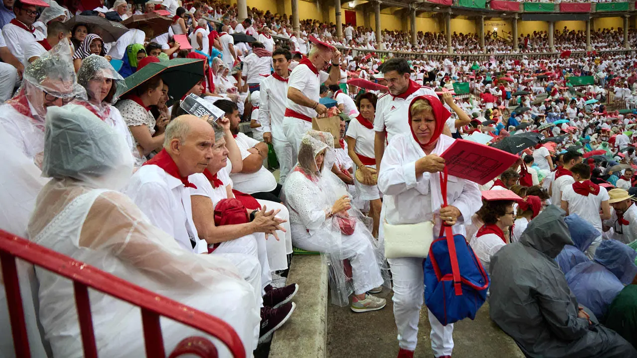 Los tendidos de la plaza de Toros de Pamplona durante la séptima corrida de la Feria del Toro de San Fermín 2025 con toros de La Palmosilla para Jiménez Fortes, Fernando Adrián y Ginés Marín. IÑIGO ALZUGARAY