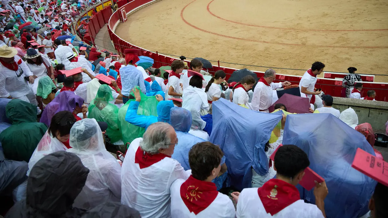 Los tendidos de la plaza de Toros de Pamplona durante la séptima corrida de la Feria del Toro de San Fermín 2025 con toros de La Palmosilla para Jiménez Fortes, Fernando Adrián y Ginés Marín. IÑIGO ALZUGARAY