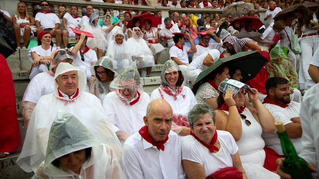Los tendidos de la plaza de Toros de Pamplona durante la séptima corrida de la Feria del Toro de San Fermín 2025 con toros de La Palmosilla para Jiménez Fortes, Fernando Adrián y Ginés Marín. IÑIGO ALZUGARAY