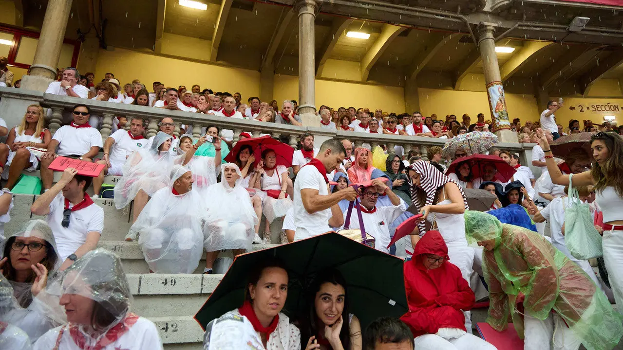 Los tendidos de la plaza de Toros de Pamplona durante la séptima corrida de la Feria del Toro de San Fermín 2025 con toros de La Palmosilla para Jiménez Fortes, Fernando Adrián y Ginés Marín. IÑIGO ALZUGARAY