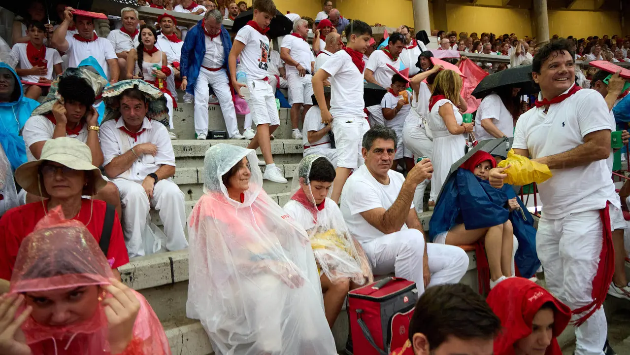 Los tendidos de la plaza de Toros de Pamplona durante la séptima corrida de la Feria del Toro de San Fermín 2025 con toros de La Palmosilla para Jiménez Fortes, Fernando Adrián y Ginés Marín. IÑIGO ALZUGARAY