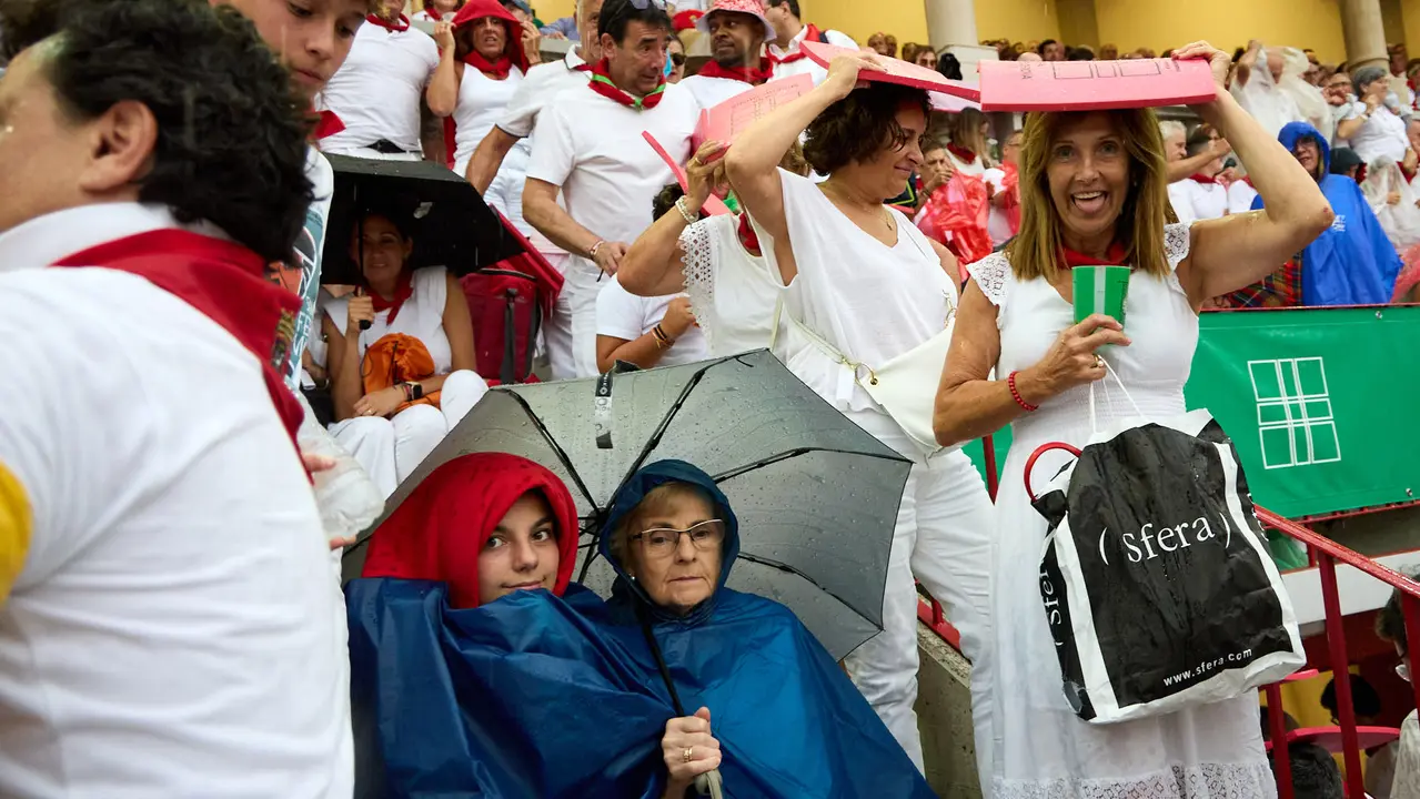 Los tendidos de la plaza de Toros de Pamplona durante la séptima corrida de la Feria del Toro de San Fermín 2025 con toros de La Palmosilla para Jiménez Fortes, Fernando Adrián y Ginés Marín. IÑIGO ALZUGARAY