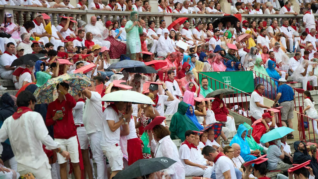 Los tendidos de la plaza de Toros de Pamplona durante la séptima corrida de la Feria del Toro de San Fermín 2025 con toros de La Palmosilla para Jiménez Fortes, Fernando Adrián y Ginés Marín. IÑIGO ALZUGARAY